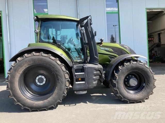 Valtra T 235 Versu トラクター