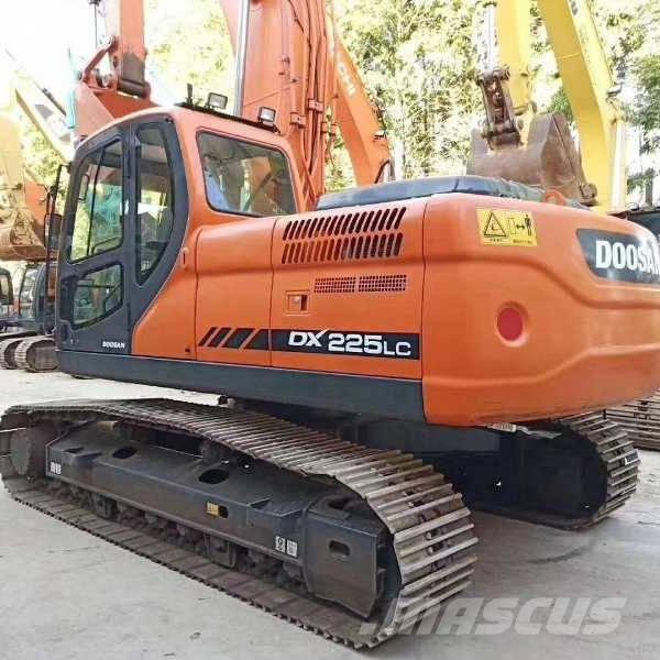 Doosan DX 225 大型油圧ショベル12t以上（パワーショベル・ユンボ）