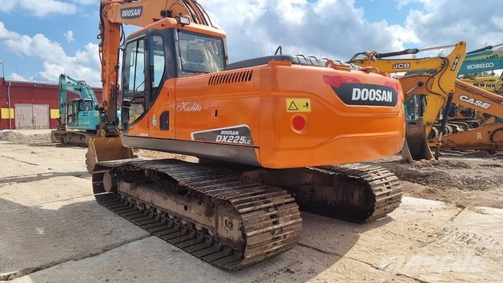 Doosan DX 225 LC 大型油圧ショベル12t以上（パワーショベル・ユンボ）