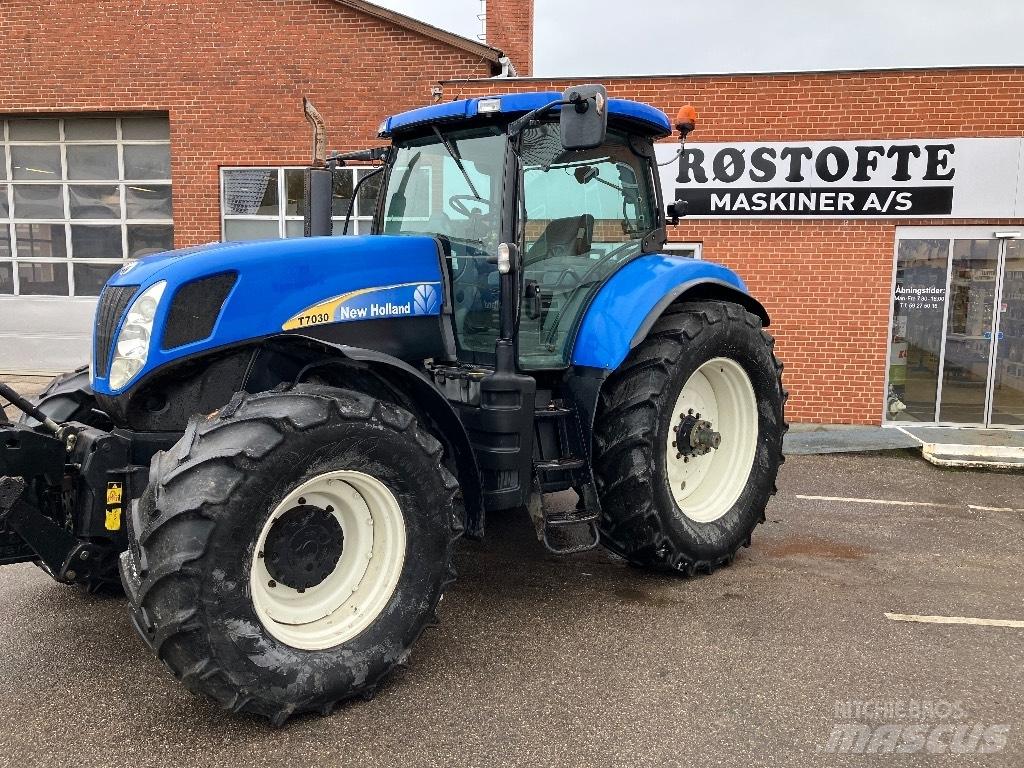New Holland T 7030 トラクター