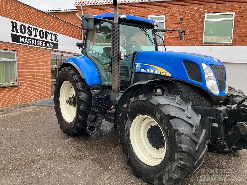 New Holland T 7030 トラクター