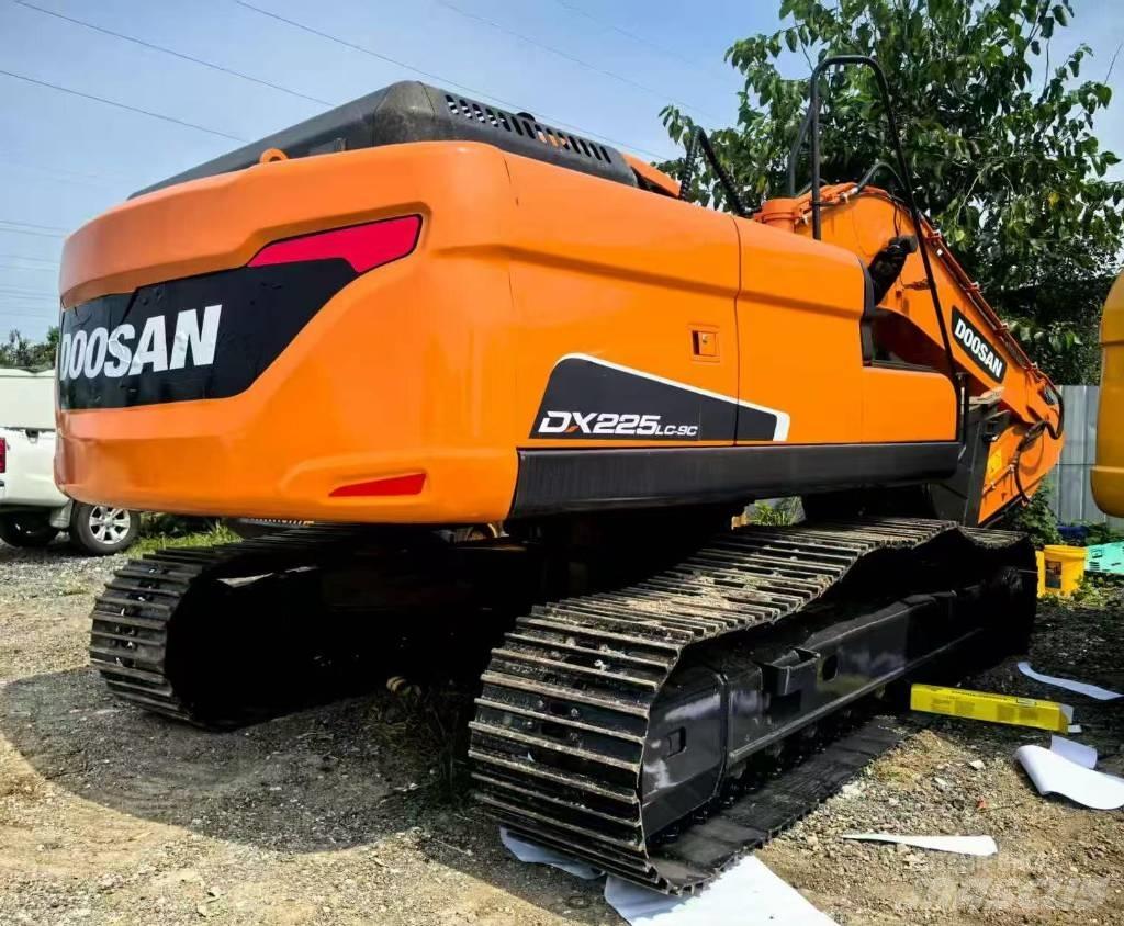 Doosan DX 225 LC 大型油圧ショベル12t以上（パワーショベル・ユンボ）