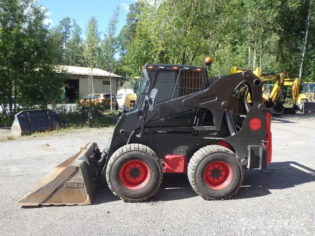 Bobcat S 300 スキッドステアローダー