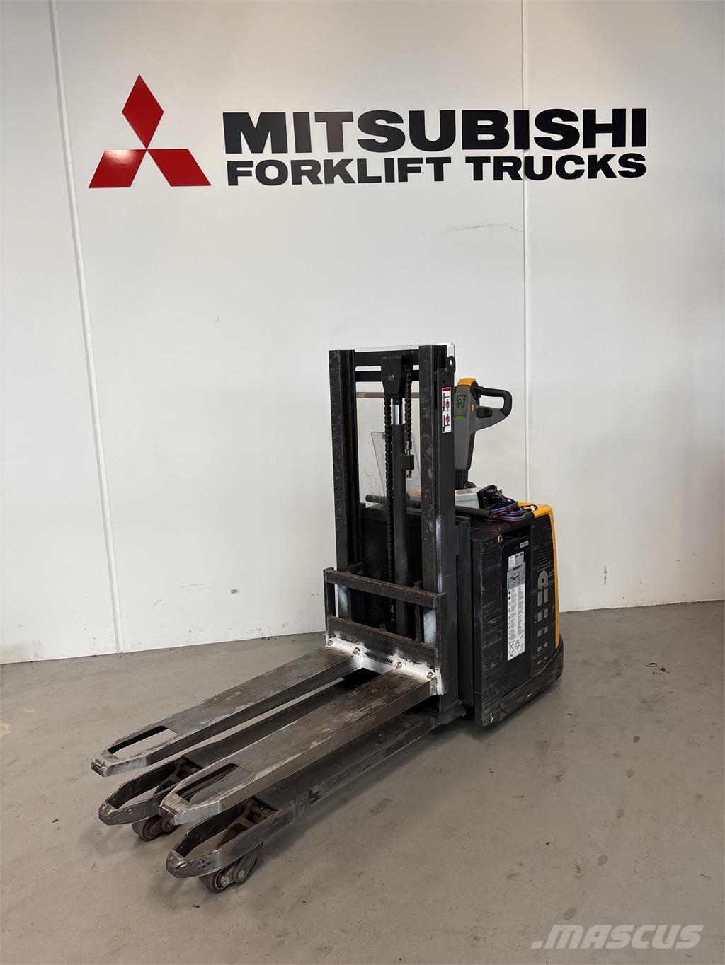 Atlet PDP200 自走式スタッカー