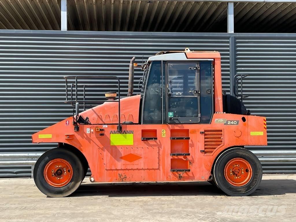 Ammann AP 240 タイヤローラ