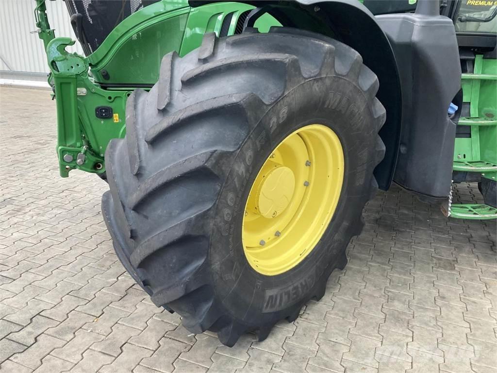 John Deere 6215R トラクター