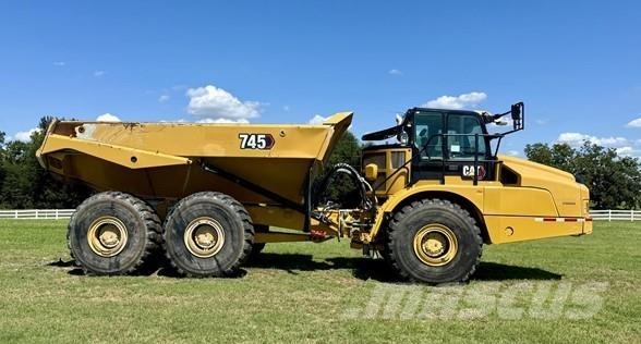 CAT 745 アーティキュレート式ダンプトラック