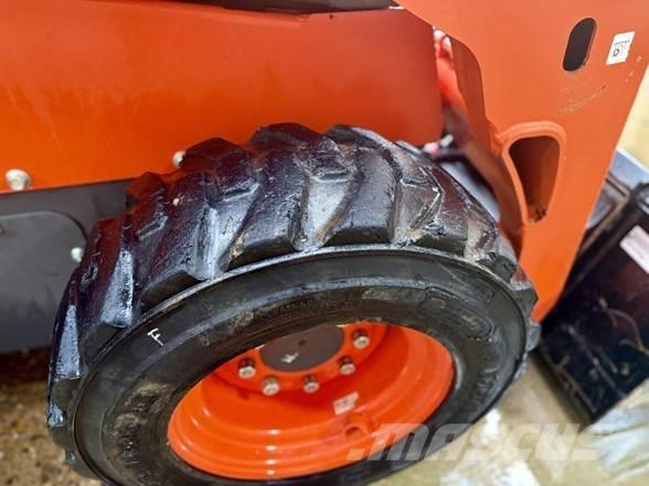 Kubota SSV65 スキッドステアローダー