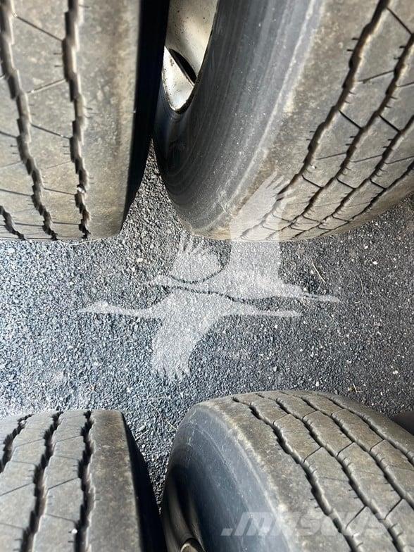 Utility 3000R 冷凍冷蔵トレーラー