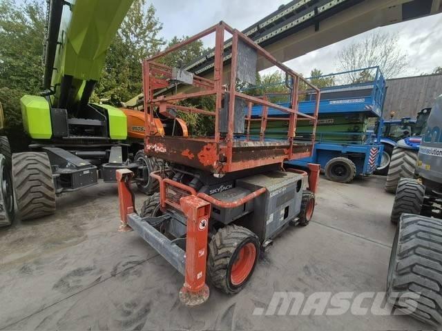 SkyJack 6832RT シザースリフト