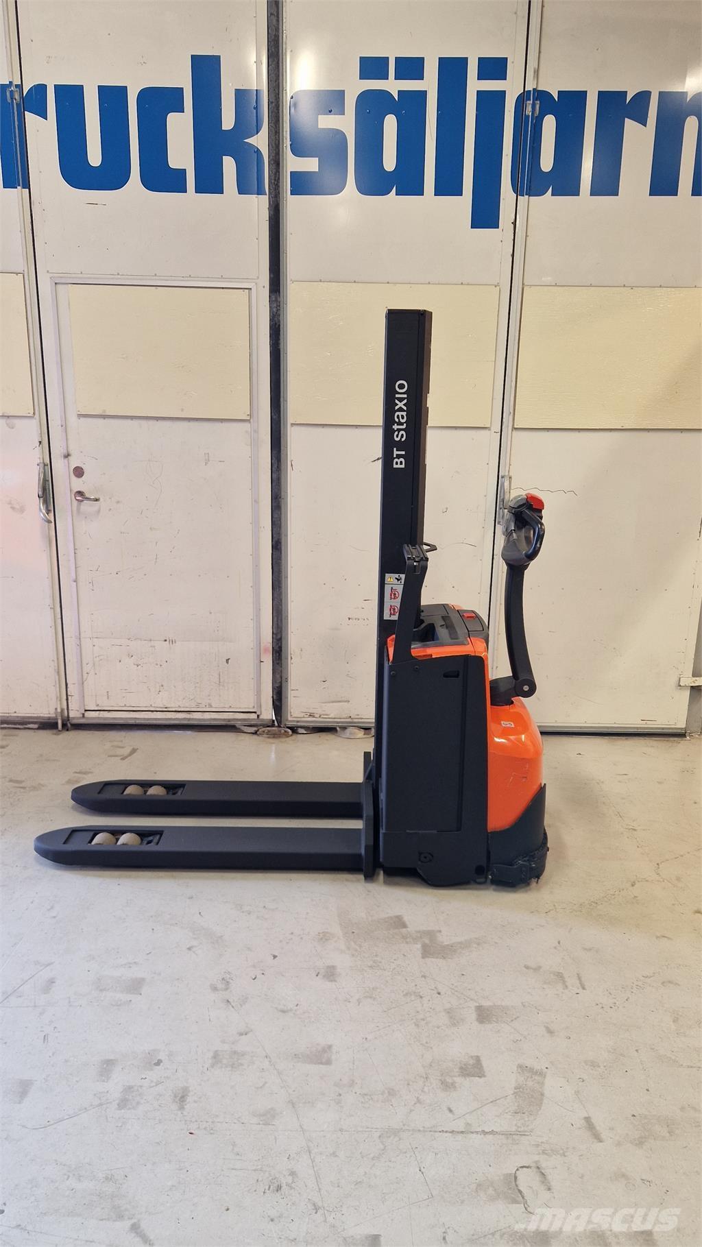 Toyota SWE080L 自走式スタッカー