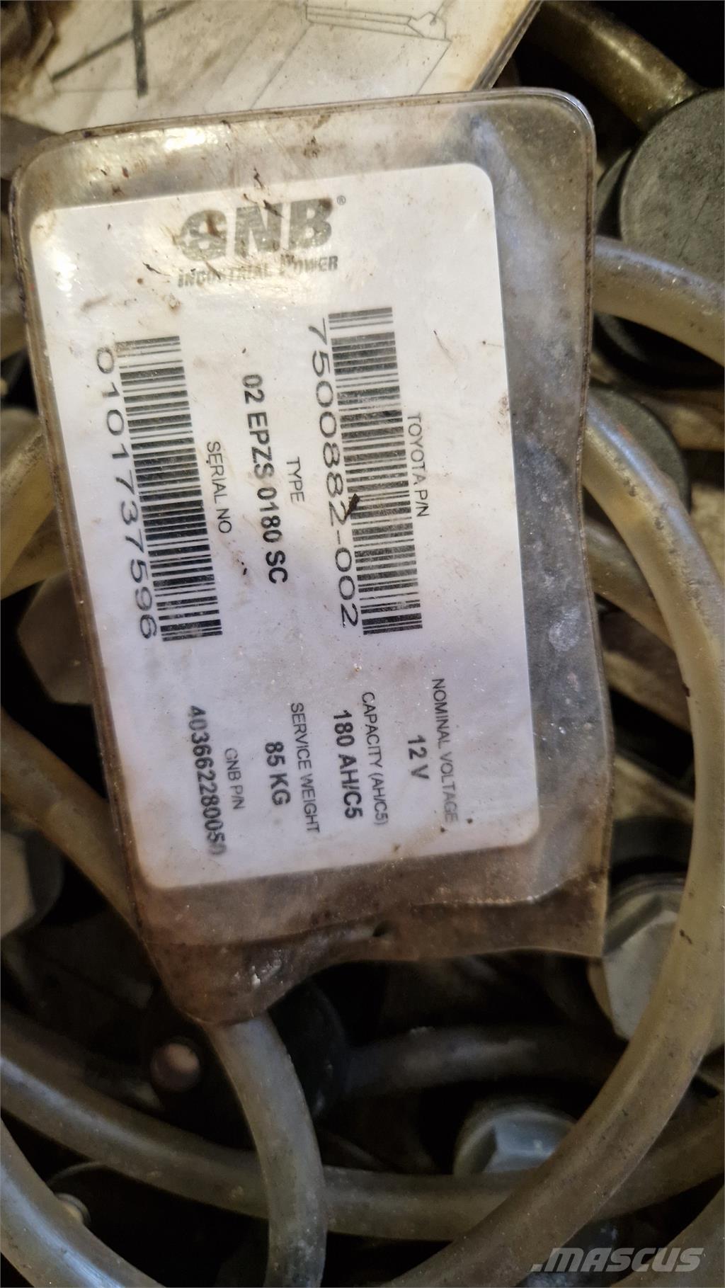 Toyota SWE080L 自走式スタッカー