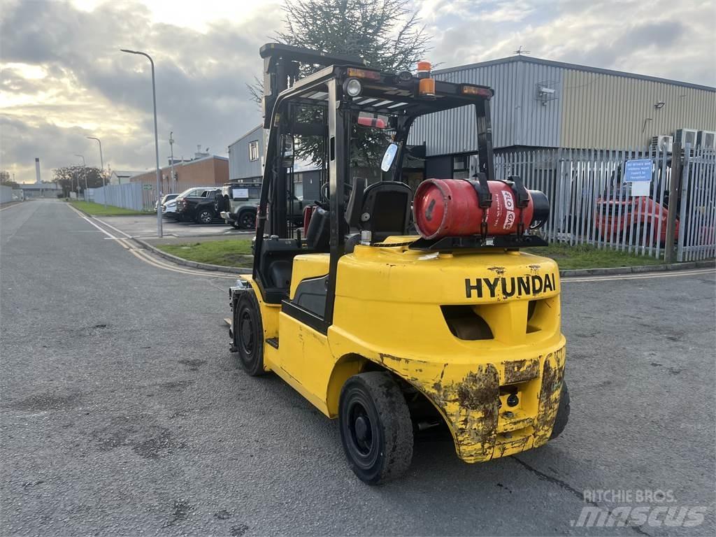 Hyundai 35L-7A LPGフォークリフト