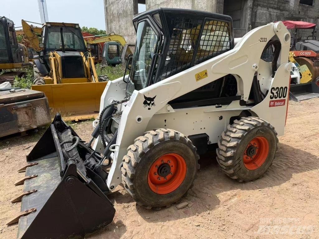 Bobcat S 300 スキッドステアローダー