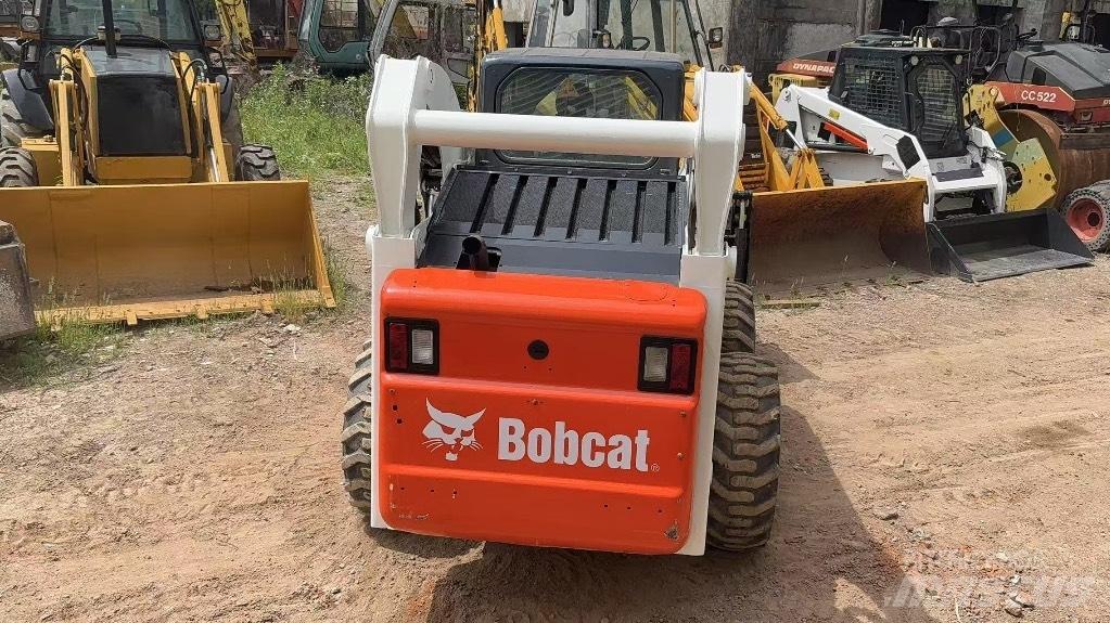 Bobcat S 300 スキッドステアローダー