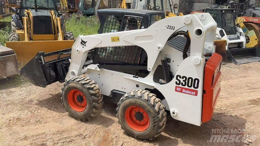 Bobcat S 300 スキッドステアローダー