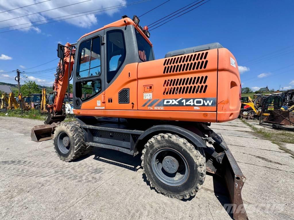 Doosan DX 140 W-3 ホイール式油圧ショベル（パワーショベル・ユンボ・バックホー）