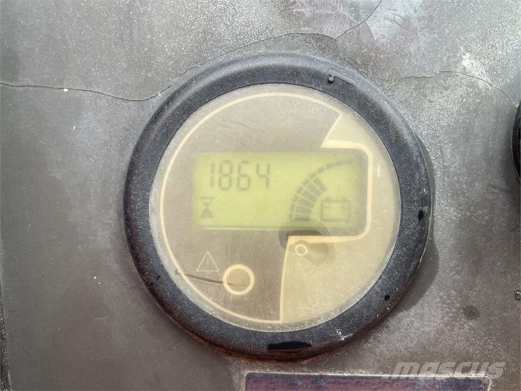 JLG 800AJ ブームリフト　屈伸型