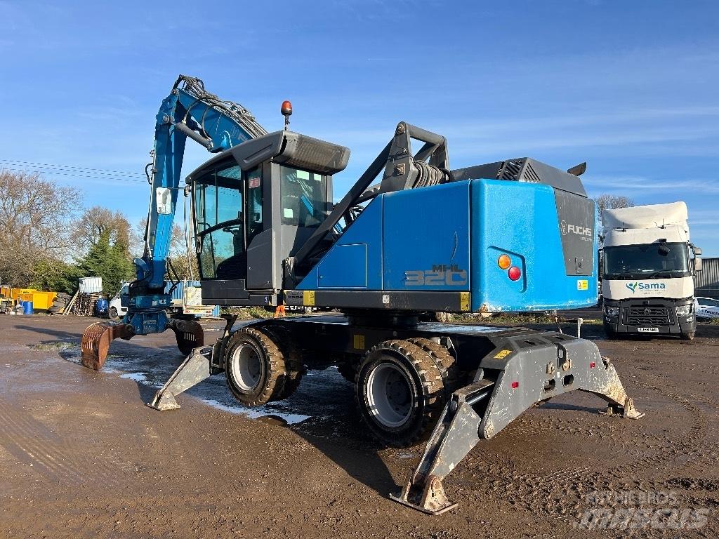 Fuchs MHL 320 T4F 廃棄物／工業産廃処理機