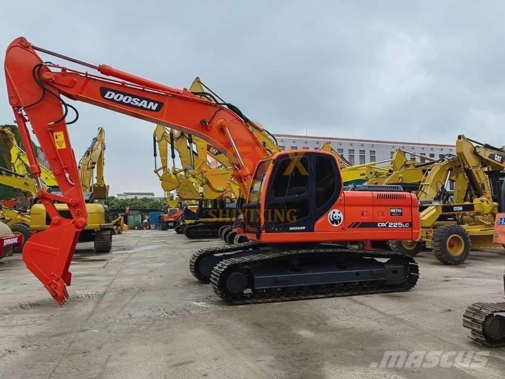 Doosan DX 225 LC 大型油圧ショベル12t以上（パワーショベル・ユンボ）