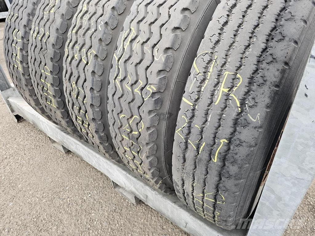 Uniroyal 9 R 22.5 スケルタルセミトレーラー