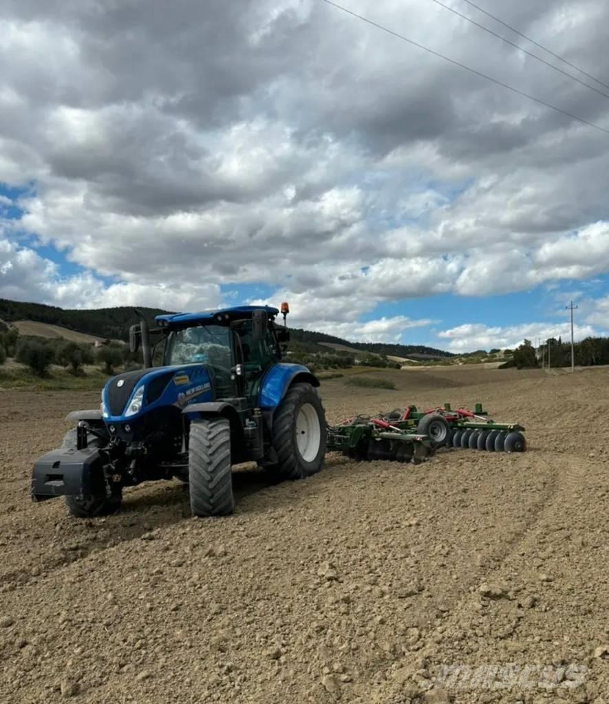 New Holland T 7.225 トラクター