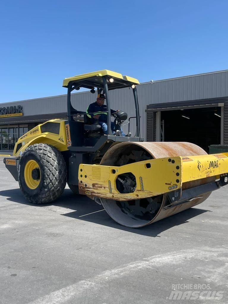 Bomag BW 211 DH-5 振動ローラ