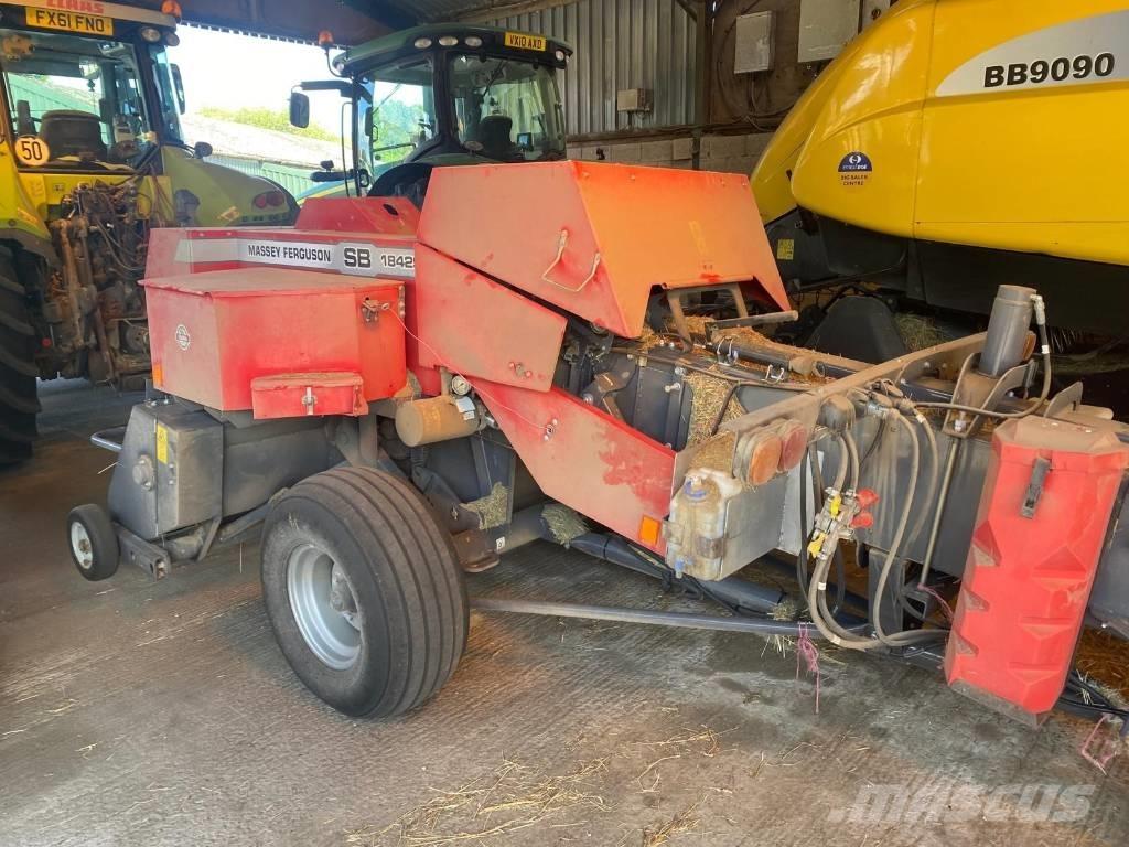 Massey Ferguson 1842 スクエアベーラー