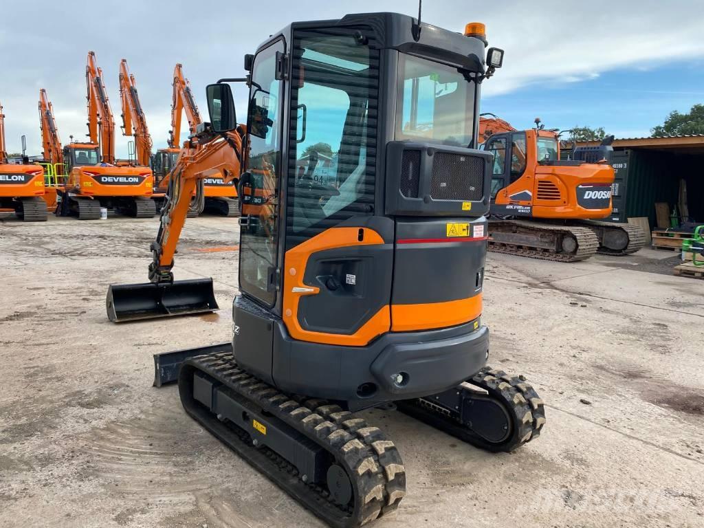 Develon DX 27 Z-7 ミニ油圧ショベル 7t以下（ミニユンボ・ミニディガー）