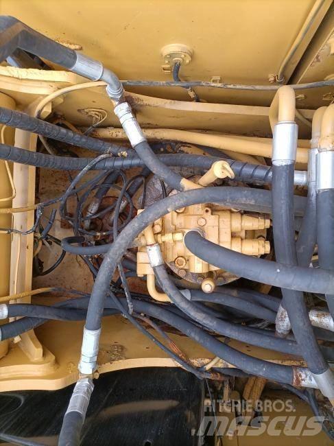 CAT 325 D 大型油圧ショベル12t以上（パワーショベル・ユンボ）
