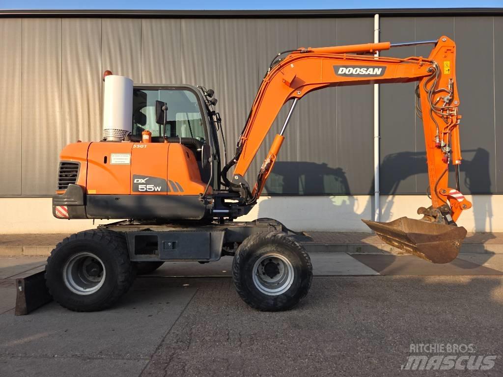 Doosan DX 55 W ホイール式油圧ショベル（パワーショベル・ユンボ・バックホー）