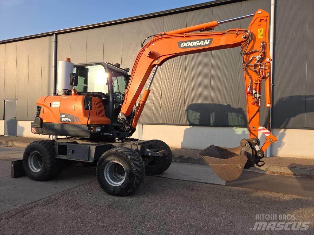 Doosan DX 55 W ホイール式油圧ショベル（パワーショベル・ユンボ・バックホー）