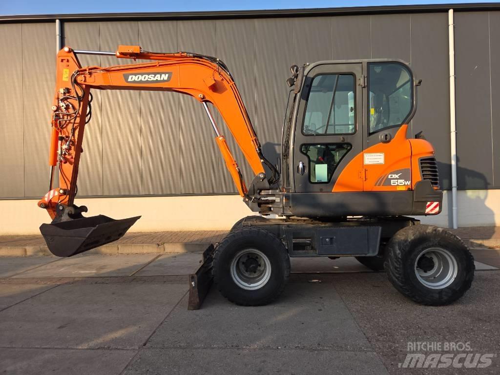 Doosan DX 55 W ホイール式油圧ショベル（パワーショベル・ユンボ・バックホー）