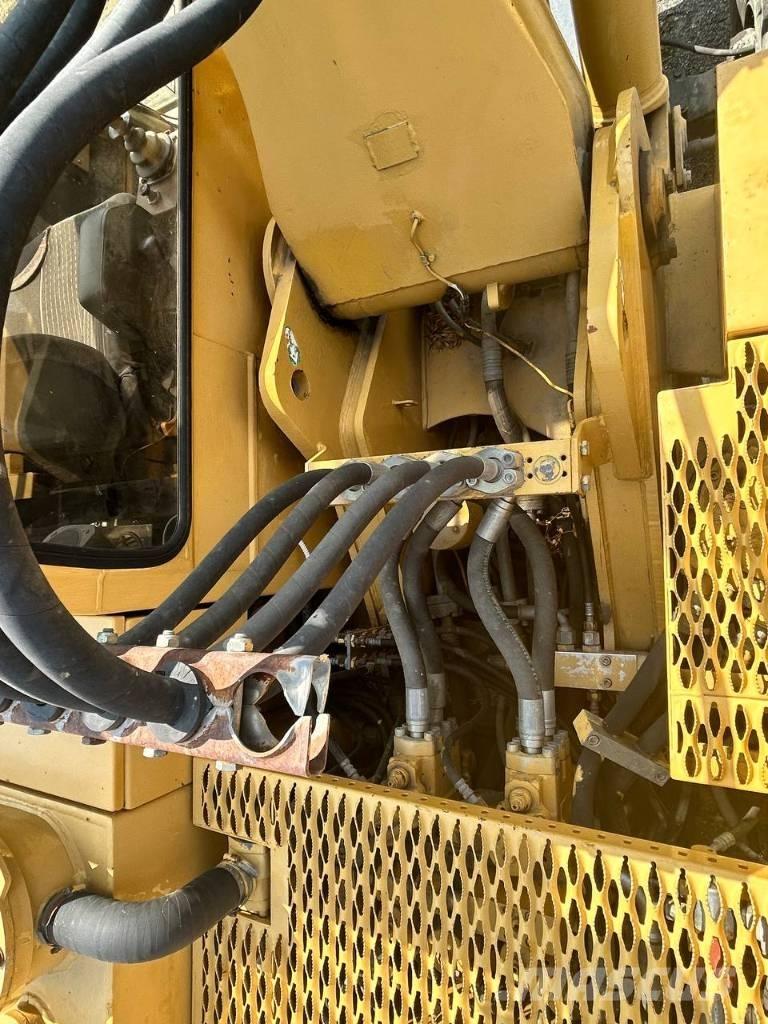 CAT 214 ホイール式油圧ショベル（パワーショベル・ユンボ・バックホー）