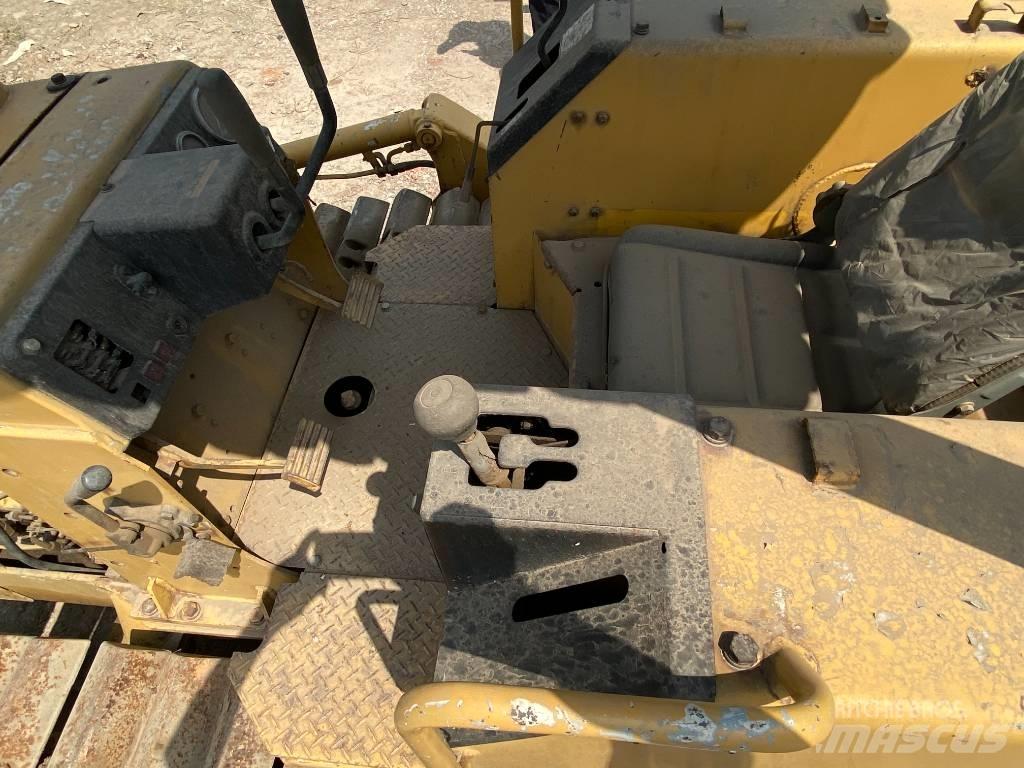 Komatsu D21P-6 ブルドーザー