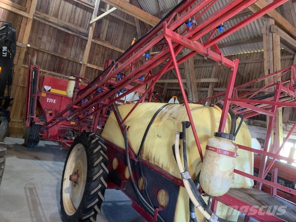 Hardi TZY 2400 牽引型スプレイヤー