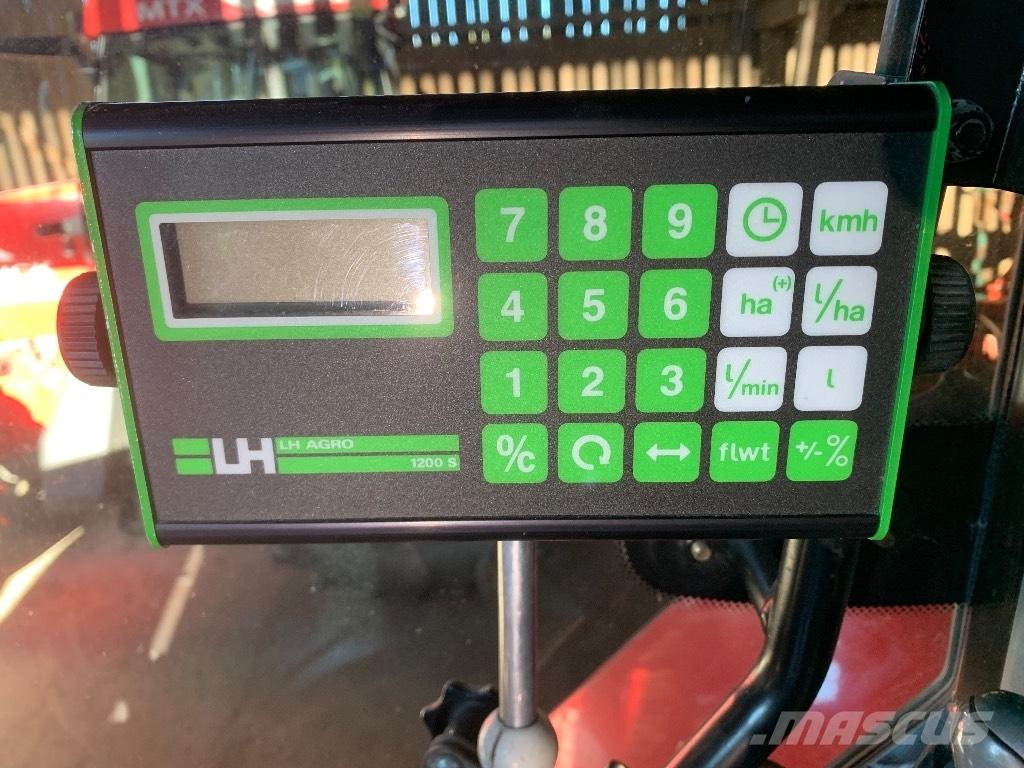 Hardi TZY 2400 牽引型スプレイヤー