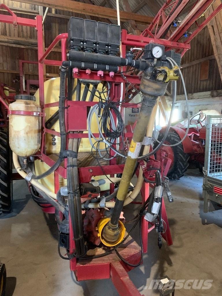 Hardi TZY 2400 牽引型スプレイヤー
