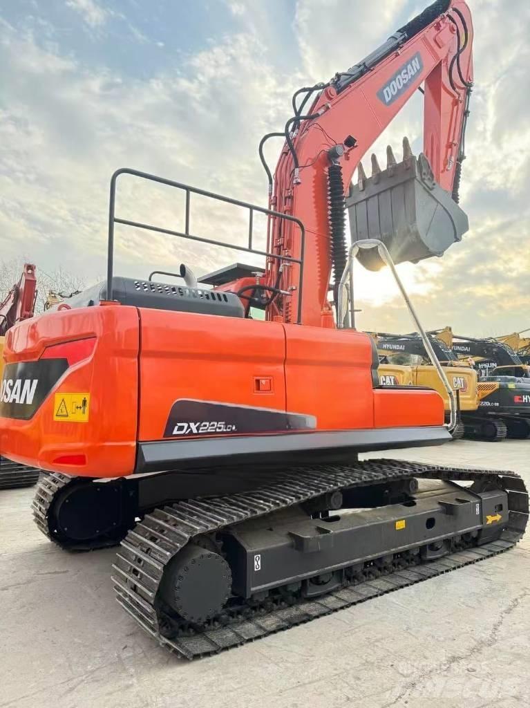 Doosan DX 225 LCA 中型油圧ショベル 7ｔ-12ｔ（ユンボ・パワーショベル・バックホー）