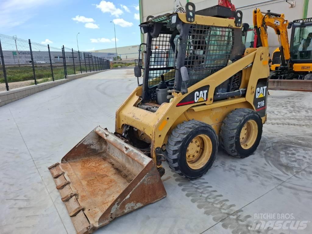 CAT 216 スキッドステアローダー
