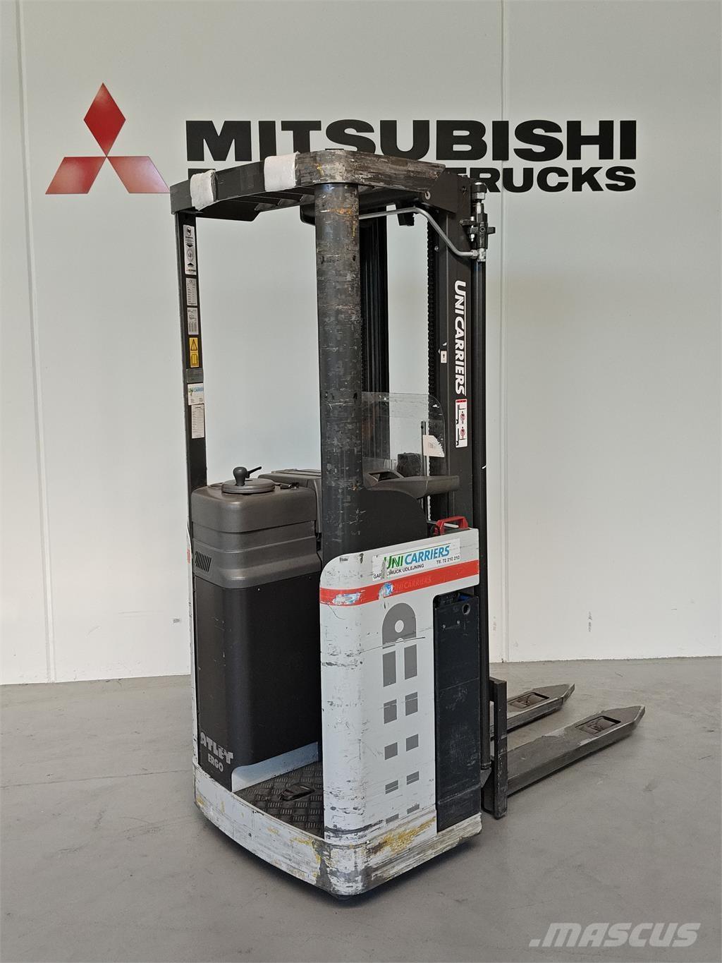 Atlet AJN160 自走式スタッカー