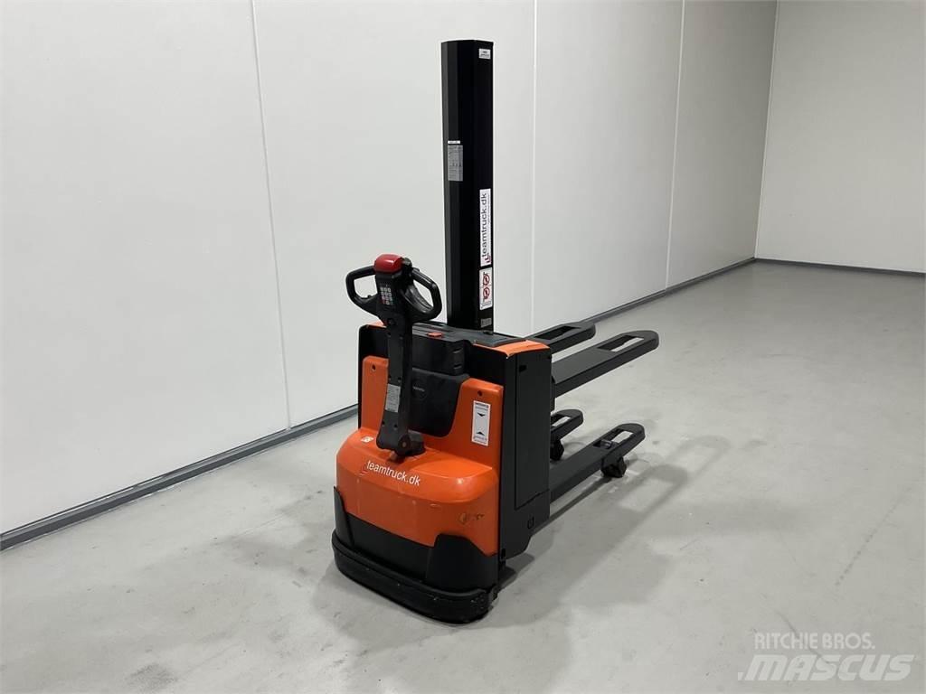 BT SWE080L 自走式スタッカー