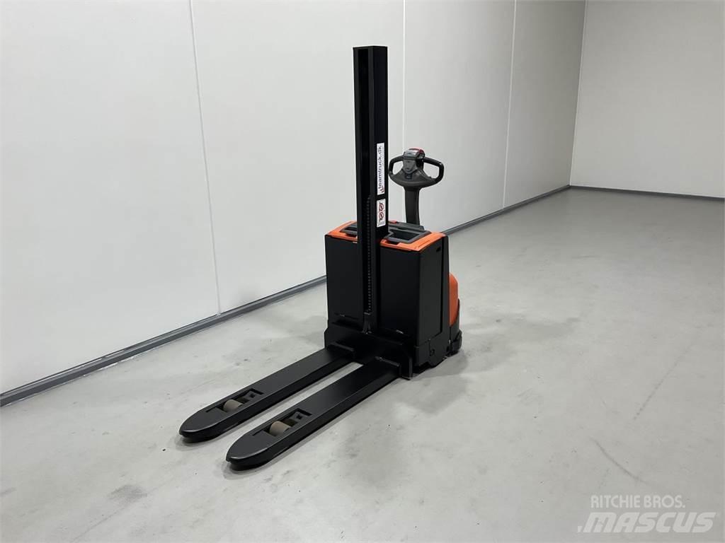 BT SWE080L 自走式スタッカー