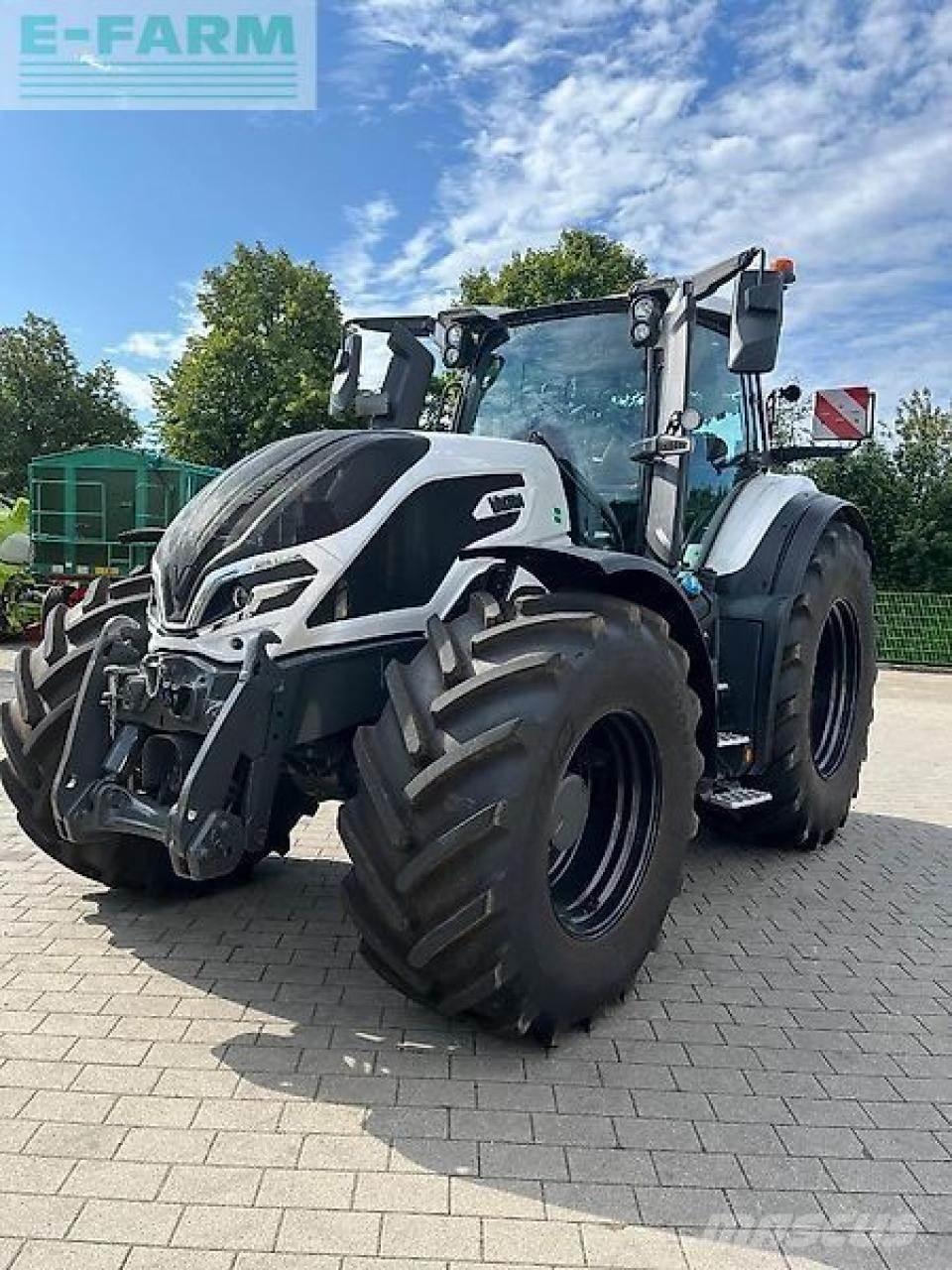 Valtra q245 トラクター