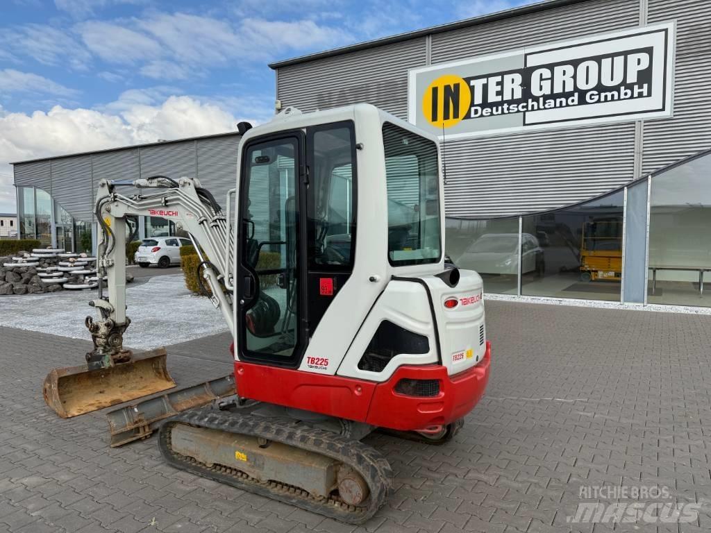 Takeuchi TB 225 V3 ミニ油圧ショベル 7t以下（ミニユンボ・ミニディガー）