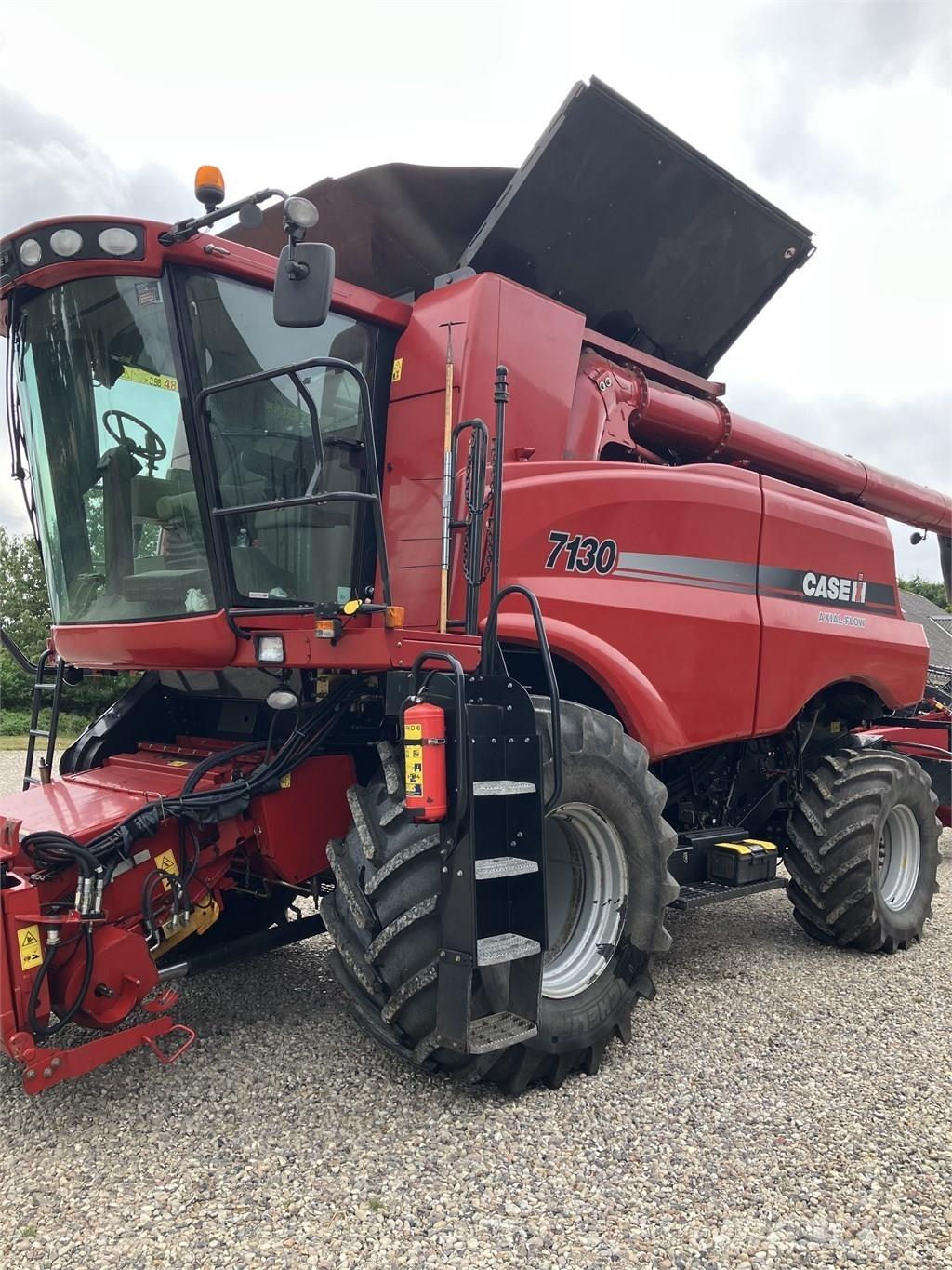CASE Axial Flow 7130 コンバイン