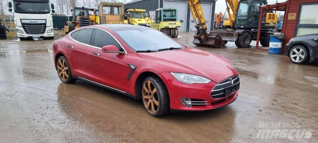Tesla Model S P85D 自動車