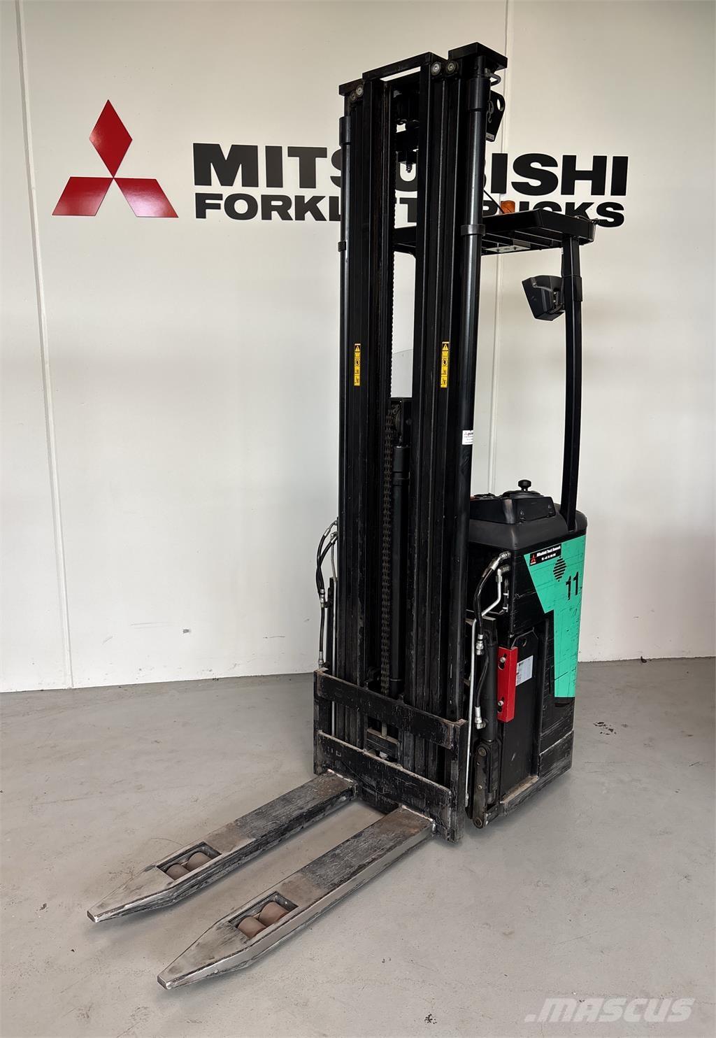 Mitsubishi SBR16N 自走式スタッカー