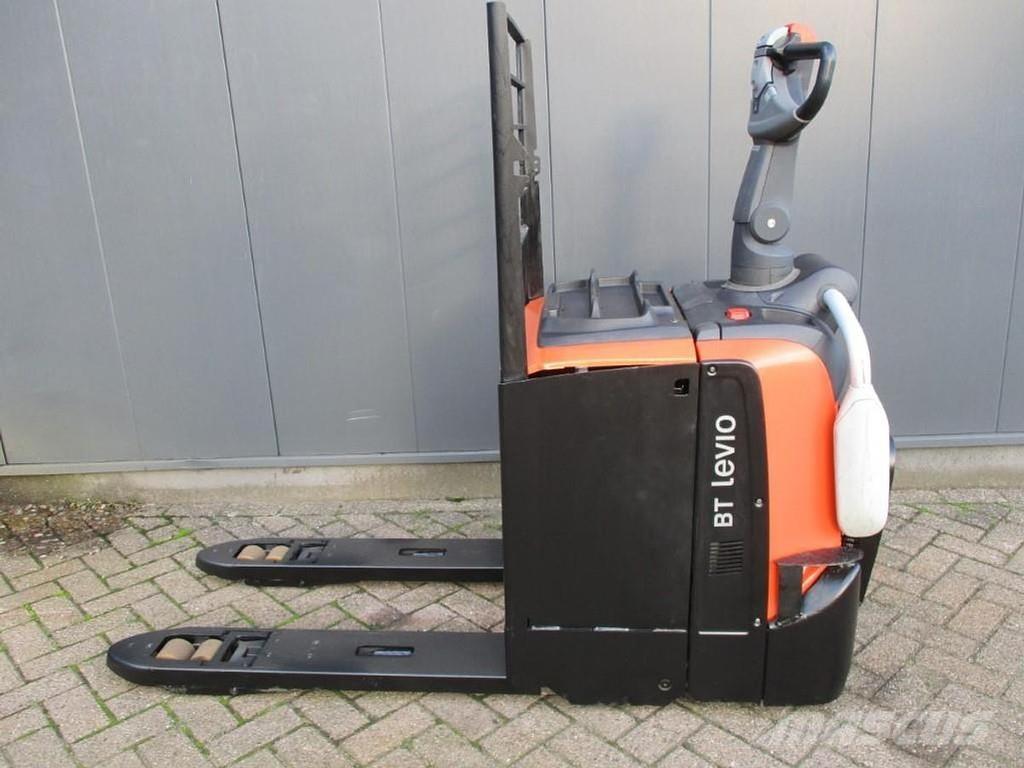 Toyota LPE250 ローリフトとプラットフォーム