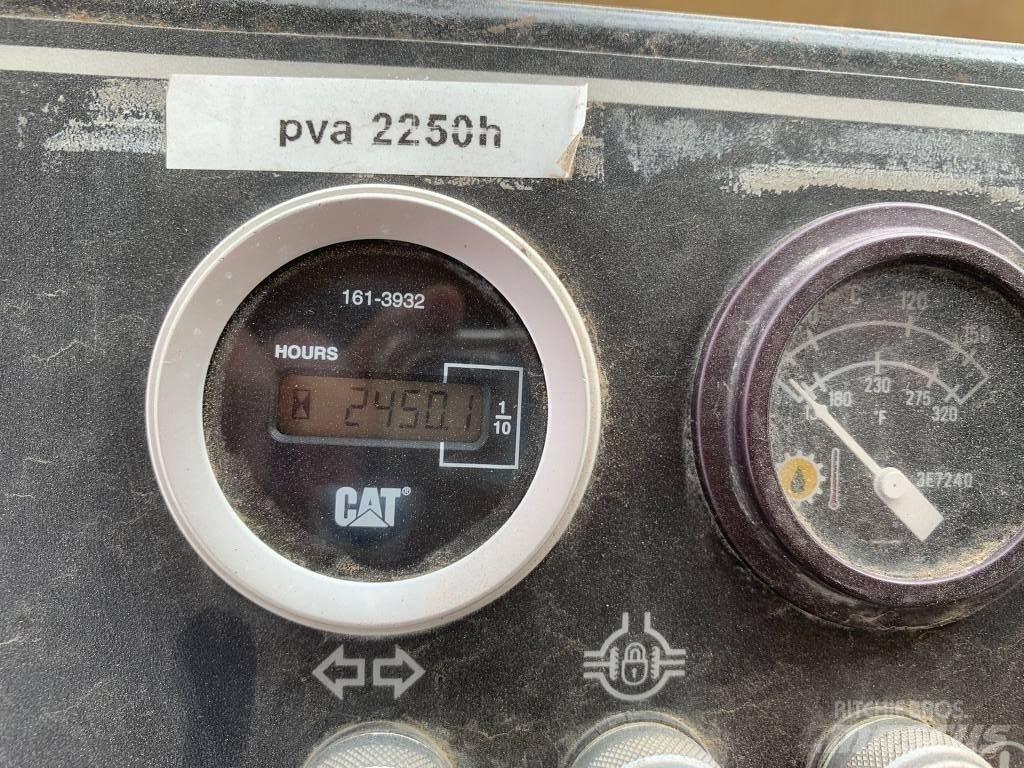 CAT PS 300 B タイヤローラ